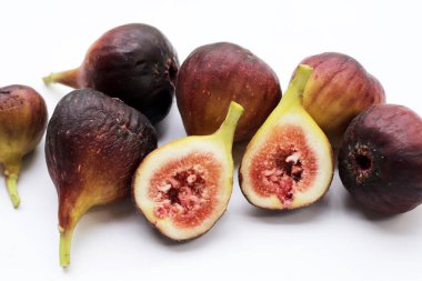 Beyaz arkaplanda taze incir.