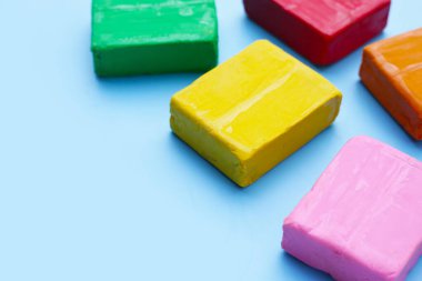 Mavi arkaplanda renkli plastik kil.