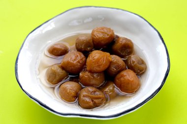 Beyaz arkaplanda turşu.