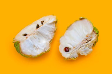 Sarı arka planda kremalı elma meyvesi..