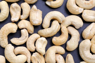 Koyu arkaplanda kaju fıstığı.