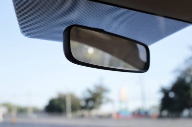 Arabanın dikiz aynası.