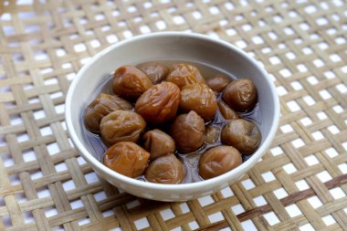 Beyaz kasede turşulu erikler.