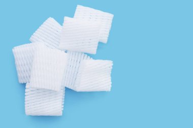 Mavi arka planda korunmak için meyve köpüğü ağı. Üst görünüm