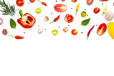 Çeşitli taze sebze ve otlar beyaz arka plan üzerinde.