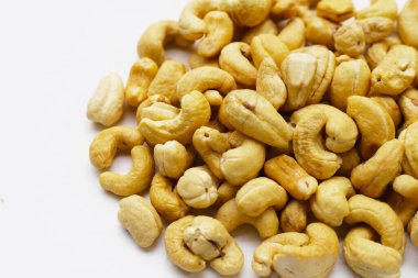 Beyaz arka planda kaju fıstığı.