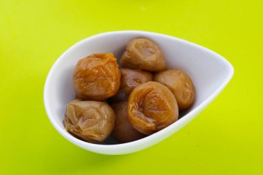 Yeşil arka planda turşu..