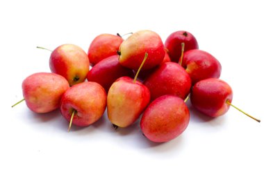 Beyaz arkaplanda taze kırmızı elmalar