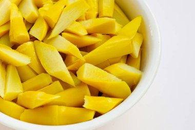 Sarı arka planda beyaz kasede korunmuş bambu filizi..