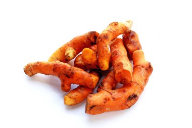 Beyaz arkaplanda zerdeçal kökleri.