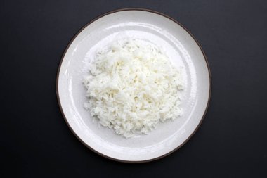 Koyu arkaplanda pişmiş pirinç..