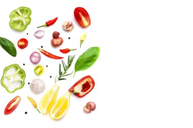 Çeşitli taze sebze ve otlar beyaz arka plan üzerinde.