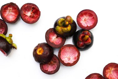 Taze mangosteen kabuğu. Mide iltihabı, cilt iltihabı ve hayvanlardaki yaraları iyileştirmek için mangosen kabuğu iyi bir tedavi yöntemi.