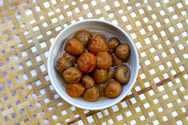 Beyaz kasede turşu.