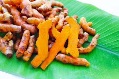 Muz yaprağında zerdeçal kökleri