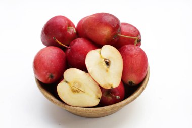 Beyaz arkaplanda taze kırmızı elmalar