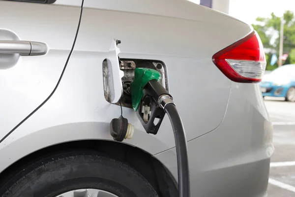 Araba Benzin Istasyonunda Yakıt Ikmali Telifsiz Stok Imajlar