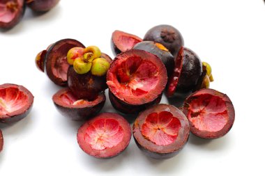 Taze mangosteen kabuğu. Mide iltihabı, cilt iltihabı ve hayvanlardaki yaraları iyileştirmek için mangosen kabuğu iyi bir tedavi yöntemi.