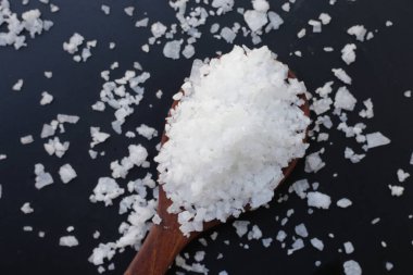 Sodyum Hidroksit veya NaOH, yakıcı soda.