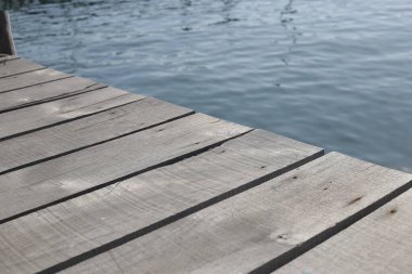 Mavi denizli ahşap kaldırım