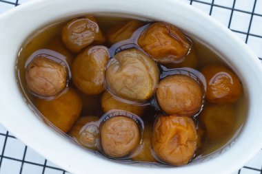 Beyaz arkaplanda turşu.