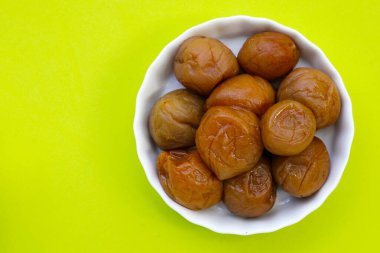 Yeşil arka planda turşu..