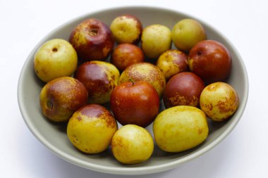 Beyaz arka plan üzerinde taze hünnap meyve