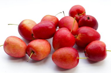 Beyaz arkaplanda taze kırmızı elmalar