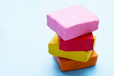 Beyaz arkaplanda renkli plastik kil.