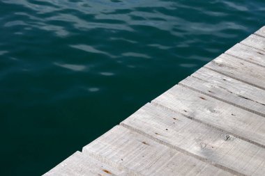 Mavi denizli ahşap kaldırım