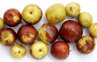 Beyaz arka plan üzerinde taze hünnap meyve