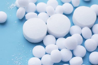 Mavi arkaplanda beyaz naftalin.