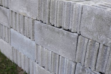 Beton tuğla yığını, beton bloklar.