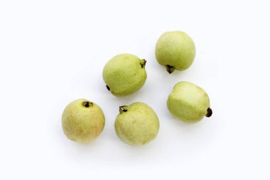 Beyaz arkaplanda taze pembe guava.