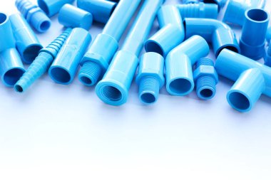 Tesisat işi için mavi PVC boru bağlantıları. Tesisat ekipmanı