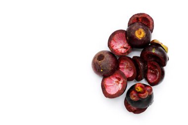 Taze mangosteen kabuğu. Mide iltihabı, cilt iltihabı ve hayvanlardaki yaraları iyileştirmek için mangosen kabuğu iyi bir tedavi yöntemi.