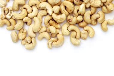 Beyaz arka planda kaju fıstığı.