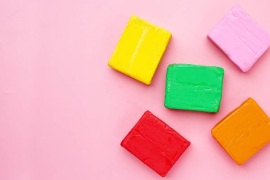 Pembe arka planda renkli plastik kil.