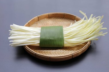 Koyu arkaplanda beyaz sarımsak soğanı..