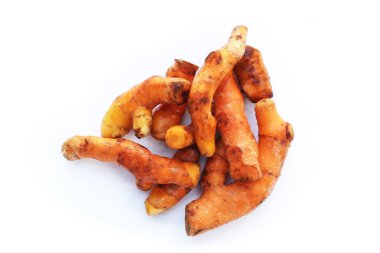 Beyaz arkaplanda zerdeçal kökleri.