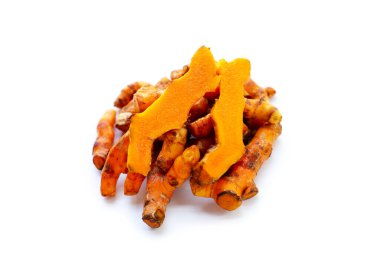 Beyaz arkaplanda zerdeçal kökleri.