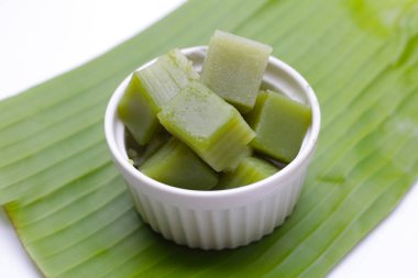 Buharda pişmiş pandan pastası. Tayland Tatlıları.