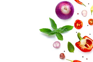 Çeşitli taze sebze ve otlar beyaz arka plan üzerinde.