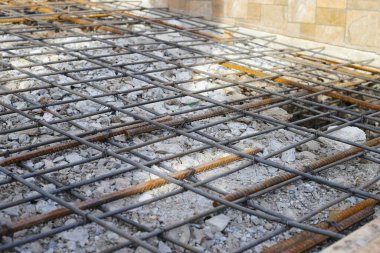 Beton yığınıyla beton dökmeden önce takviye, beton zemin