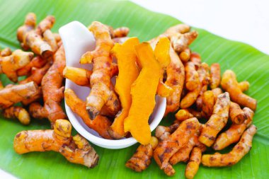 Muz yaprağında zerdeçal kökleri