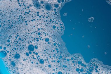 Deterjan köpüklü su. Mavi arkaplan, sabun suyu