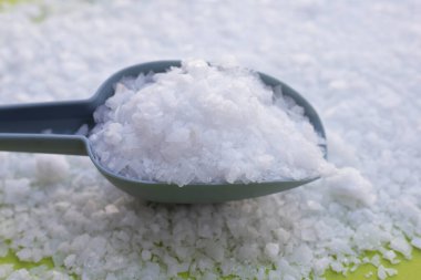 Sodyum Hidroksit veya NaOH, yakıcı soda.