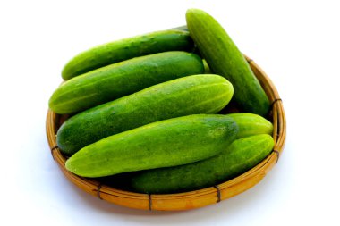 Beyaz arka planda taze salatalıklar.