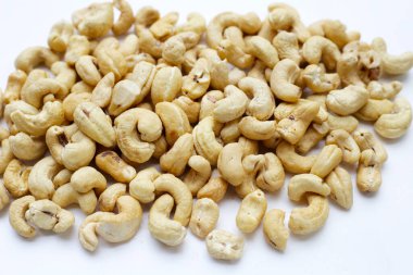 Beyaz arka planda kaju fıstığı.