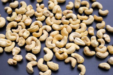 Koyu arkaplanda kaju fıstığı.